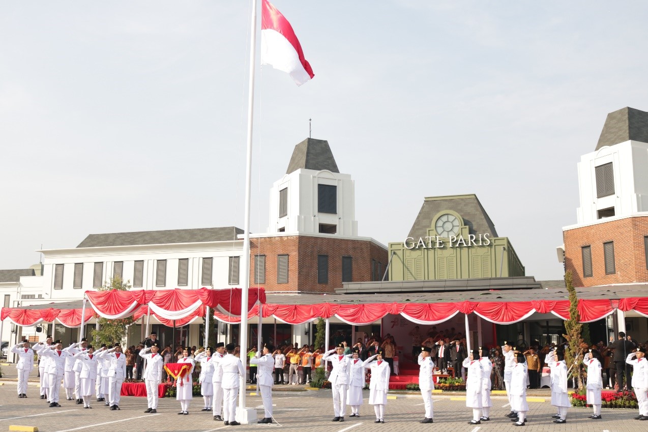 Upacara HUT Kemerdekaan Republik Indonesia ke - 78 di Summarecon Villagio Outlets oleh Tim Paskibraka dan Tim Saman SMAIA 8 
